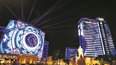 2019年广州国际灯光节海珠广场分会场，绚丽的灯光照在英雄雕像上，格外耀眼。