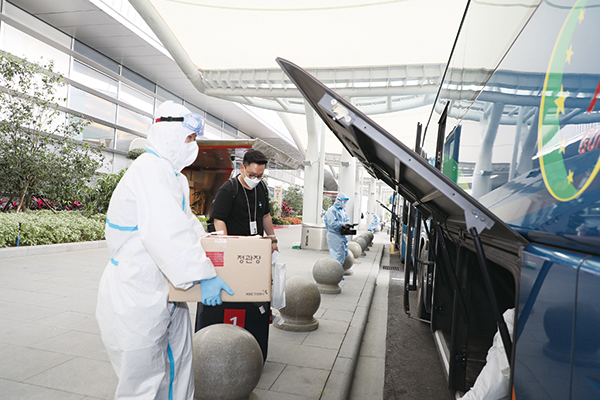  乘坐第一趟“黄埔专机”的乐金显示韩籍员工返岗复工  肖昆华 摄.png