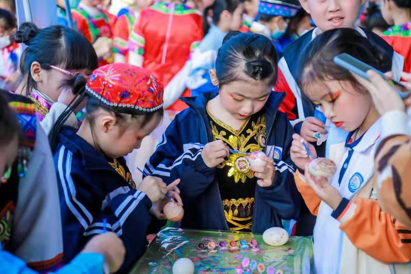 东荟花园小学举办第一届民族文化节（图）