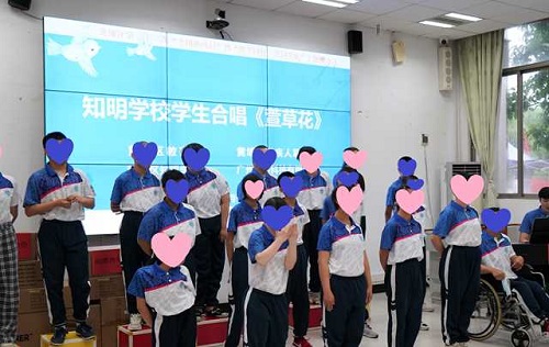 知明学校学生合唱《萱草花》（3）.jpg